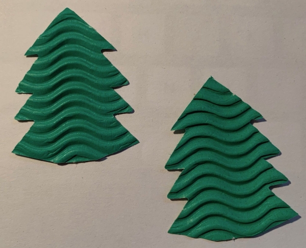Tannenbaum aus Wellen-Wellpappe / Wellkarton grün